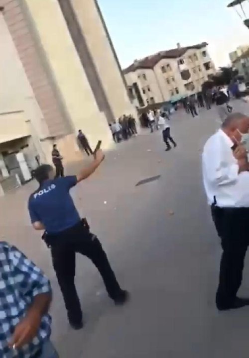 Son dakika haber: ANKARA'DA ESNAF İLE MÜŞTERİ ARASINDA 'EZİK ŞEFTALİ' KAVGASI: 4 YARALI, 13 GÖZALTI