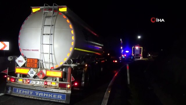 Tehlikeli madde taşıyan tankerin dosesi çıktı, açılan delikten sızan madde yola aktı