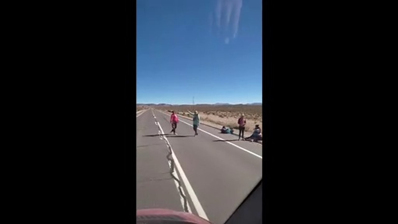 Inmigrantes ilegales en medio de la ruta Colchane-IQQ intentan parar los autos