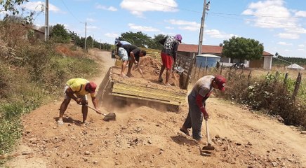 Cansados de esperar pela Prefeitura, moradores tapam buracos em estrada na zona rural de Sousa