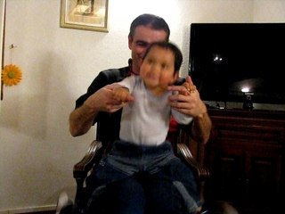 Juan sur les genoux de Christophe