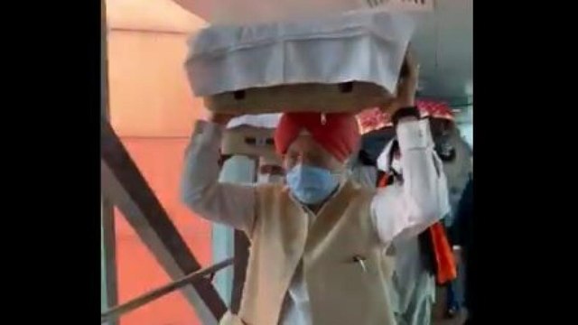 Union Minister receives 3 copies of Guru Granth Sahib