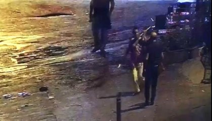 Son dakika haber! İstanbul'da alkollü şahısların "kılıç kalkan oyunu" gibi bıçaklı kavgası kamerada