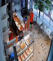 BAĞCILAR'DA KAFEDE TEZGAHIN ARKASINDAKİ TELEFONU ÇALDI