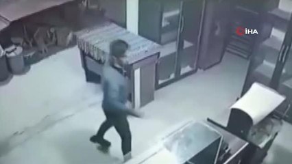 Fırındaki yardım kumbarasını böyle çaldı
