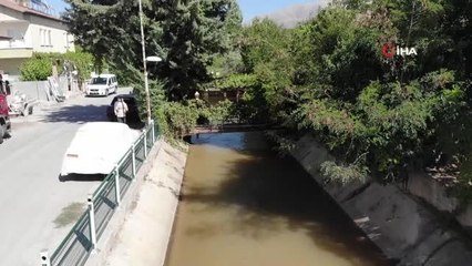 Evine olan tek ulaşım yolunu sulama kanalı üzerine inşa etti