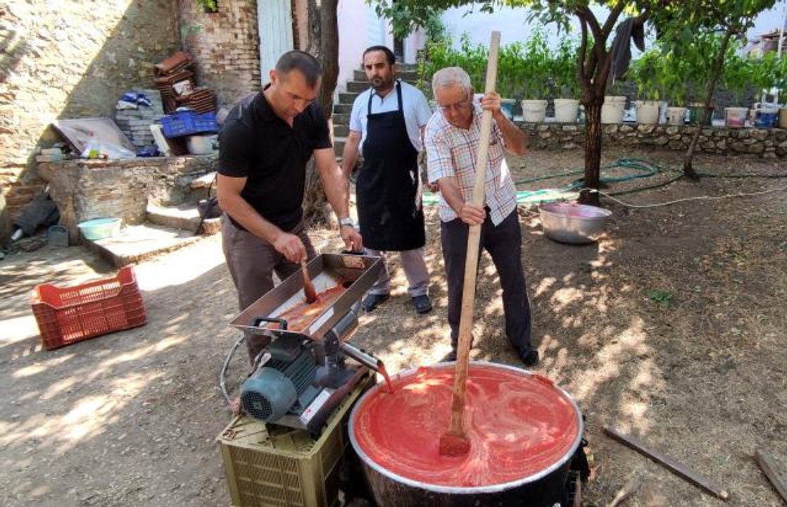 Seyyar salça fabrikasını sokak sokak gezdiriyor