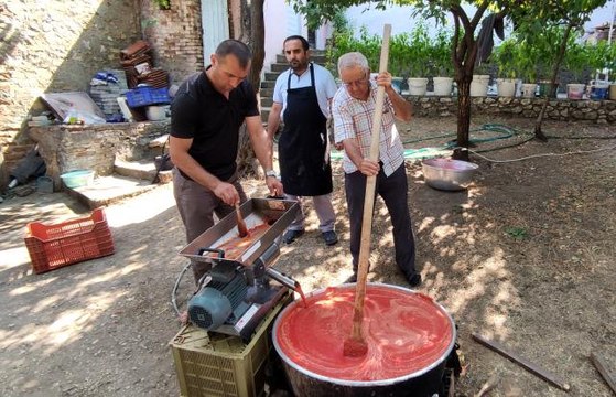 Seyyar salça fabrikasını sokak sokak gezdiriyor