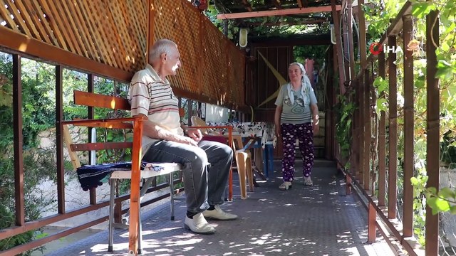 Evine olan tek ulaşım yolunu sulama kanalı üzerine inşa etti