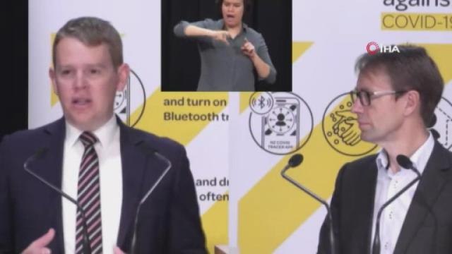 Yeni Zelandalı Bakan'ın canlı yayın gafı sosyal medyada bacaklarını aç hareketini başlattı