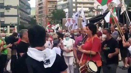 Aplausos y música para recibir en el barrio bilbaíno de Santutxu al etarra Agustín Almaraz, condenado por el asesinato de cuatro personas. - - En lo