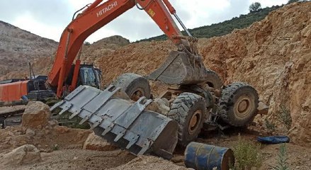 DEVRİLEN KEPÇENİN ALTINDA KALAN OPERATÖR, AĞIR YARALANDI