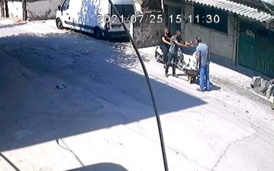 Hırsızlık şüphelisi ile vatandaş arasındaki "Çaldın, çalmadım" tartışması kamerada