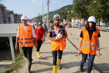 KASTAMONU - AFAD gönüllüsü, sel bölgesinde enkazdan kurtardığı kediyle çalışmalara devam ediyor