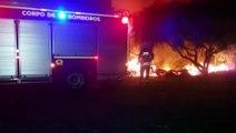 Bombeiros são acionados para combaterem mais um incêndio em vegetação, desta vez no Country