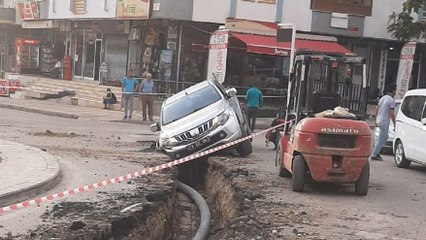 Belediyenin aracı belediyenin açtığı çukura düştü