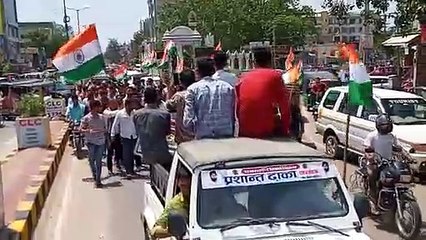 फीस में राहत के लिए छात्रों ने तिरंगा लेकर निकाली आक्रोश रैली
