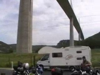 Arrêt sous le viaduc de Millau