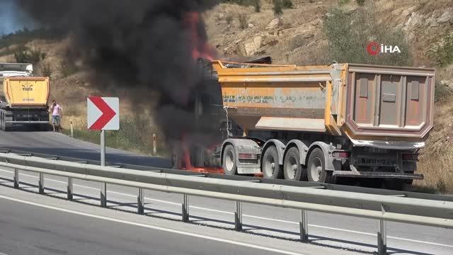 Kırklareli'nde seyir halindeki hafriyat kamyonu alev alev yandı