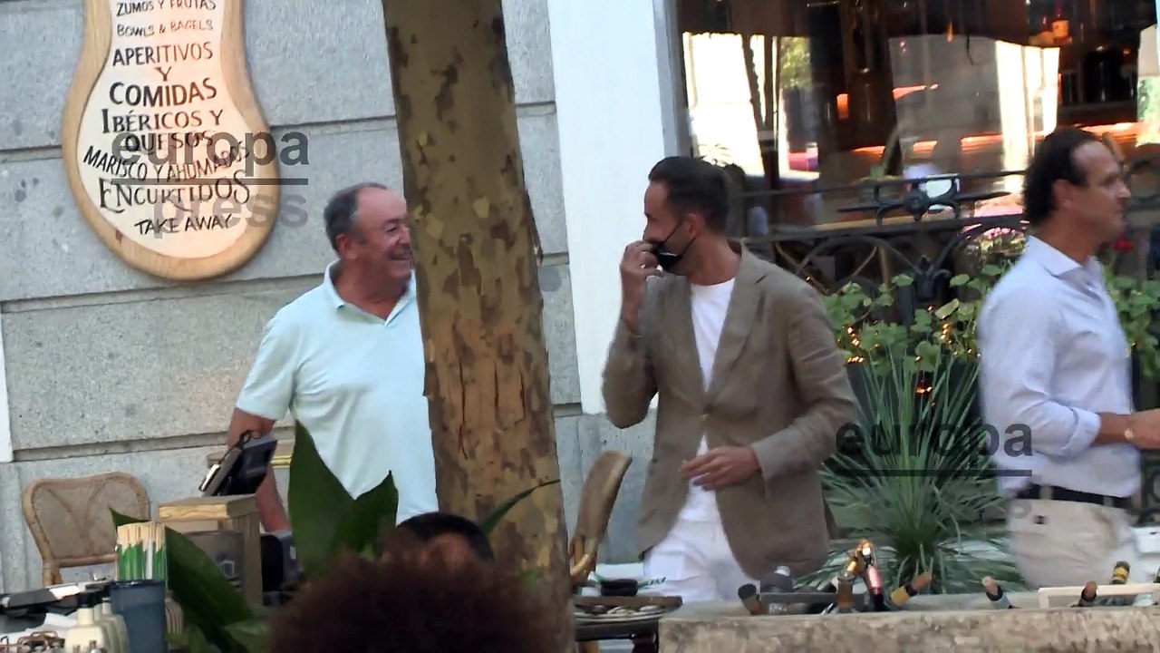 Luis Miguel huye de la prensa tras disfrutar de una agradable comida junto a dos amigas