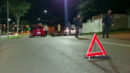 Mulher fratura a perna direita ao se envolver em colisão entre moto e carro na Av. Rocha Pombo
