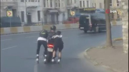 Patenli gençler canlarını hiçe sayarak motosiklet arkasında yolculuk yaptı