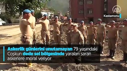 Askerlik günlerini unutamayan 79 yaşındaki "Coşkun dede" sel bölgesinde yaraları saran askerlere moral veriyor