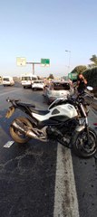 Emniyet şeridine park eden otomobile çarpan motosiklet sürücüsü yaralandı