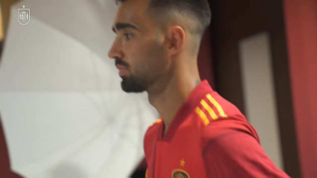 Los internacionales posan con la nueva camiseta de la Selección