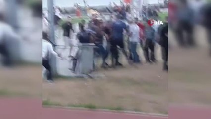 Avcılar sahilde yumruklu sopalı "laf atma" kavgası kamerada