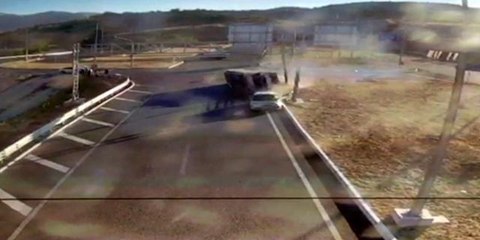 Elazığ'da kamyon ile otomobilin çarpışma anı güvenlik kamerasına yansıdı