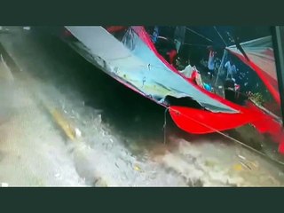 Fuertes lluvias arrastran  tianguis en Tlalnepantla México