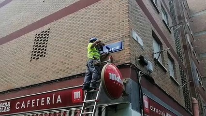 Un operador recoloca la placa de Millán Astray en Madrid