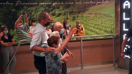 Adler, ex soldato Usa, abbraccia i suoi "bambini" dopo 77 anni