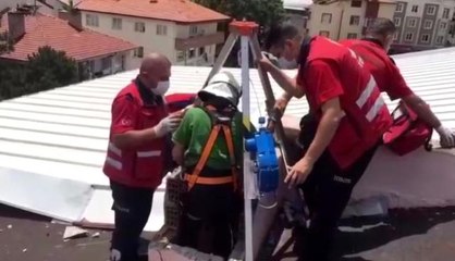 Descargar video: Isparta'da apartman boşluğuna düşen kedi halat sistemiyle kurtarıldı