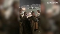 Sodados españoles evacúan a afganos en el aeropuerto de Kabul