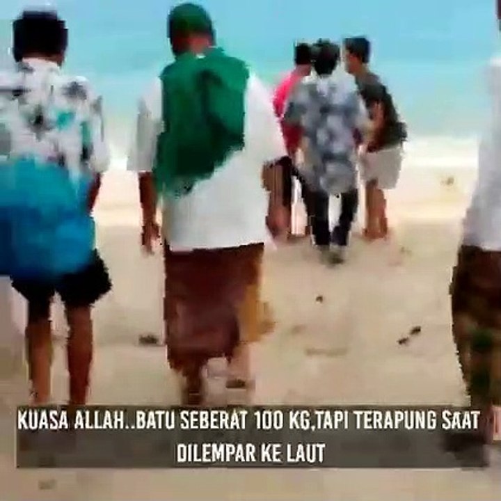 Batu  seberat 100 kg  bisa terapung di air laut
