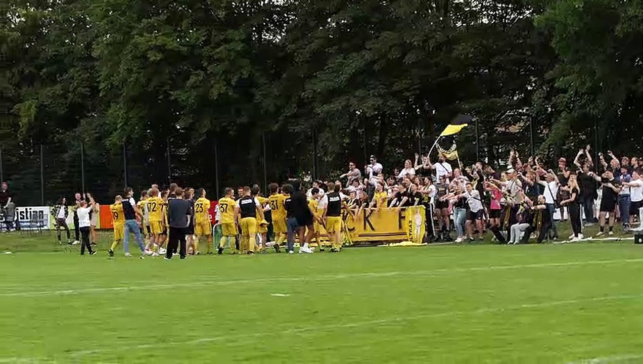 Der Derby-Sieger 1. SC Göttingen 05 feiert mit seinen Fans