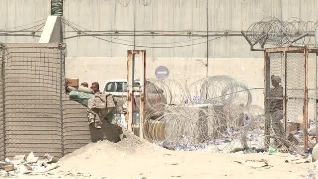 Kabil'deki havalimanının giriş kapısında 4 Afgan askeri hayatını kaybetti