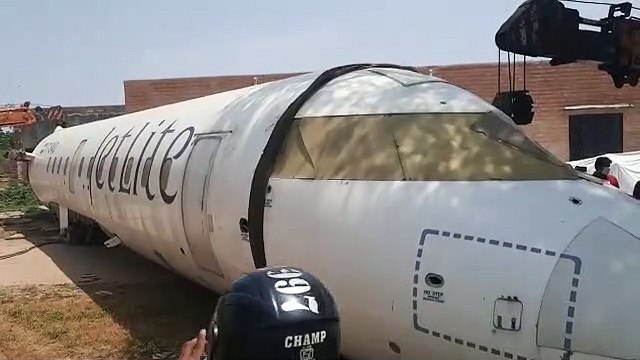 लोगों के लिए कौतूहल बना क्षतिग्रस्त विमान, शहर में फैली क्रेश होने की अफवाह