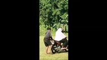 Video lucu emak emak belajar sepeda motor