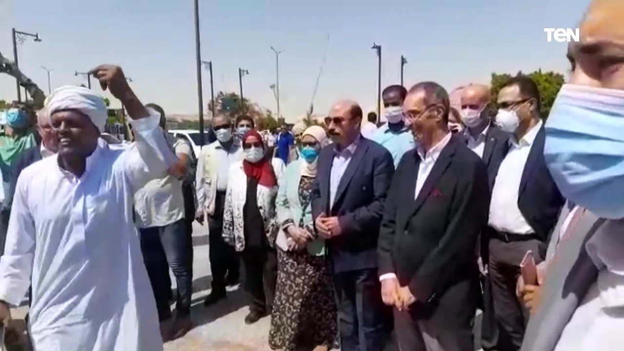 وزير الاتصالات ومحافظ أسوان يتفقدان عدد من المشروعات وسط استقبال نوبى لفرقة أسوان للفنون التلقائية