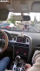 Un débile fait du quad