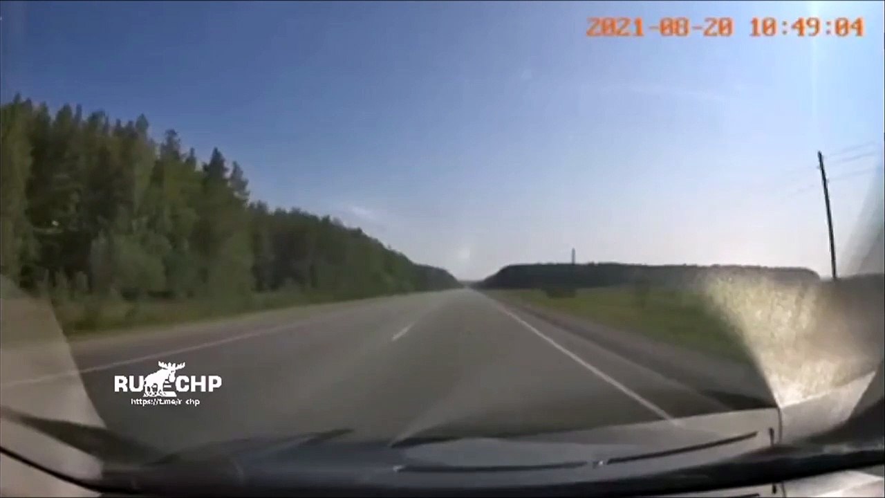 Grosse montée de stress pour ce conducteur qui croise 2 voitures à contre-sens