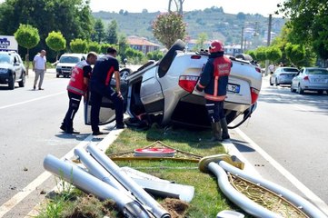 Descargar video: Kaza yapan sürücüye yoldan geçen ambulans müdahale etti