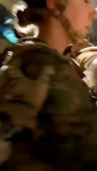 Así recogen los militares españoles a 'sus afganos' en el aeropuerto de Kabul