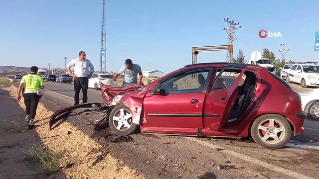 Kamyonet ile otomobil çarpıştı: 4 çocuk yaralı