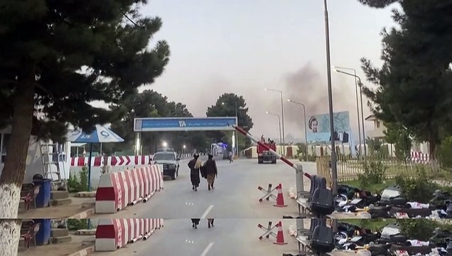 A tálibok megtiltották az afgán állampolgároknak a belépést a kabuli repülőtérre