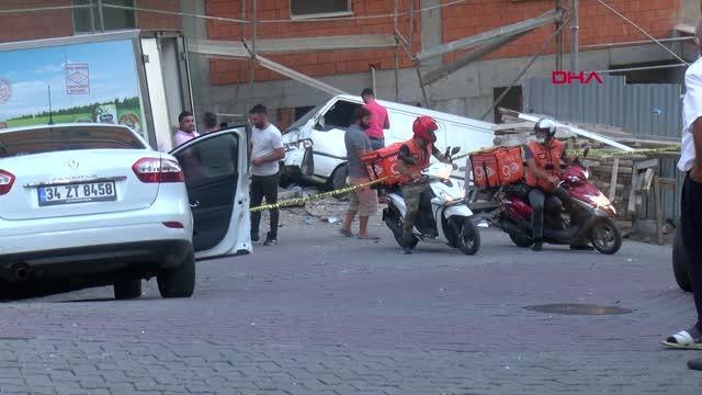 Kağıthane'de yokuş aşağı kayan kamyonet sokağı birbirine kattı