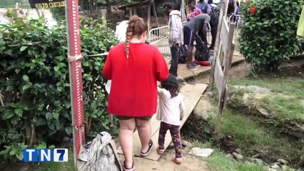 tn7-madre-e-hija-de-tres-años-arriesgan-su-vida-cruzando-la-selva-240821